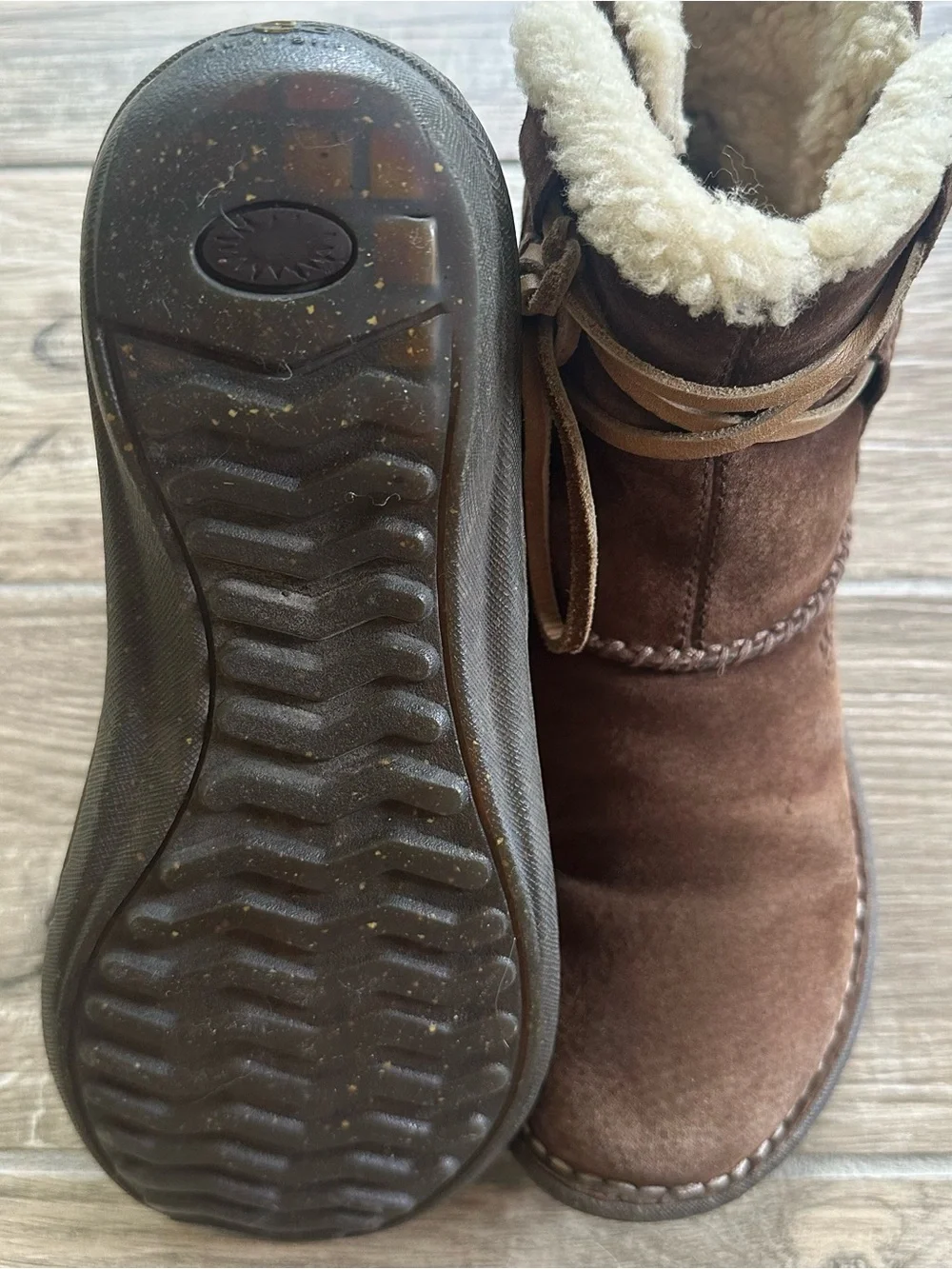 UGG Brown Suede Shearling Lined Lace-Up Ankle Boots Cozy Boho Winter size 7
